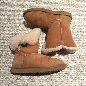 Ugg Short Bailey Button Boot sz 8